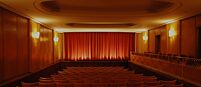 Beleuchteter, festlicher, vertäfelter Filmvorführraum