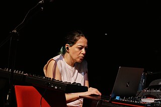 Die Residenzkünstlerin Fran Bakovic bei ihrem Soundcheck für das Abschlusskonzert im Zentrum NAVE. Die Residenzkünstlerin Fran Bakovic bei ihrem Soundcheck für das Abschlusskonzert im Zentrum NAVE.