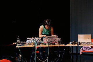 Die Residenzkünstlerin Darlavida bei ihrem Soundcheck für das Abschlusskonzert im NAVE-Zentrum. Die Residenzkünstlerin Darlavida bei ihrem Soundcheck für das Abschlusskonzert im NAVE-Zentrum.