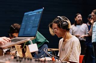 anthï in einem Workshop zur Musikproduktion im NAVE-Zentrum. anthï in einem Workshop zur Musikproduktion im NAVE-Zentrum.